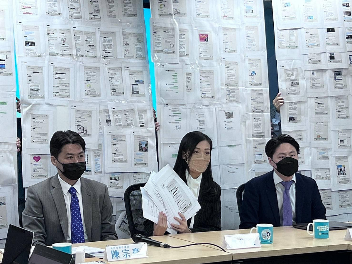 民眾黨立委高虹安（中）7日開記者會要證明男友李忠庭非人頭助理，「證據」貼滿牆，卻沒有讓記者拍攝提問，引起外界更多質疑。 圖：翻攝自高虹安臉書
