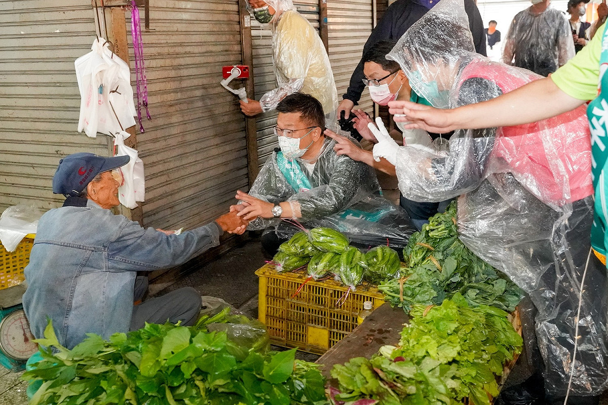 蔡其昌深入霧峰菜市場拉票。 蔡其昌競選總部/提供