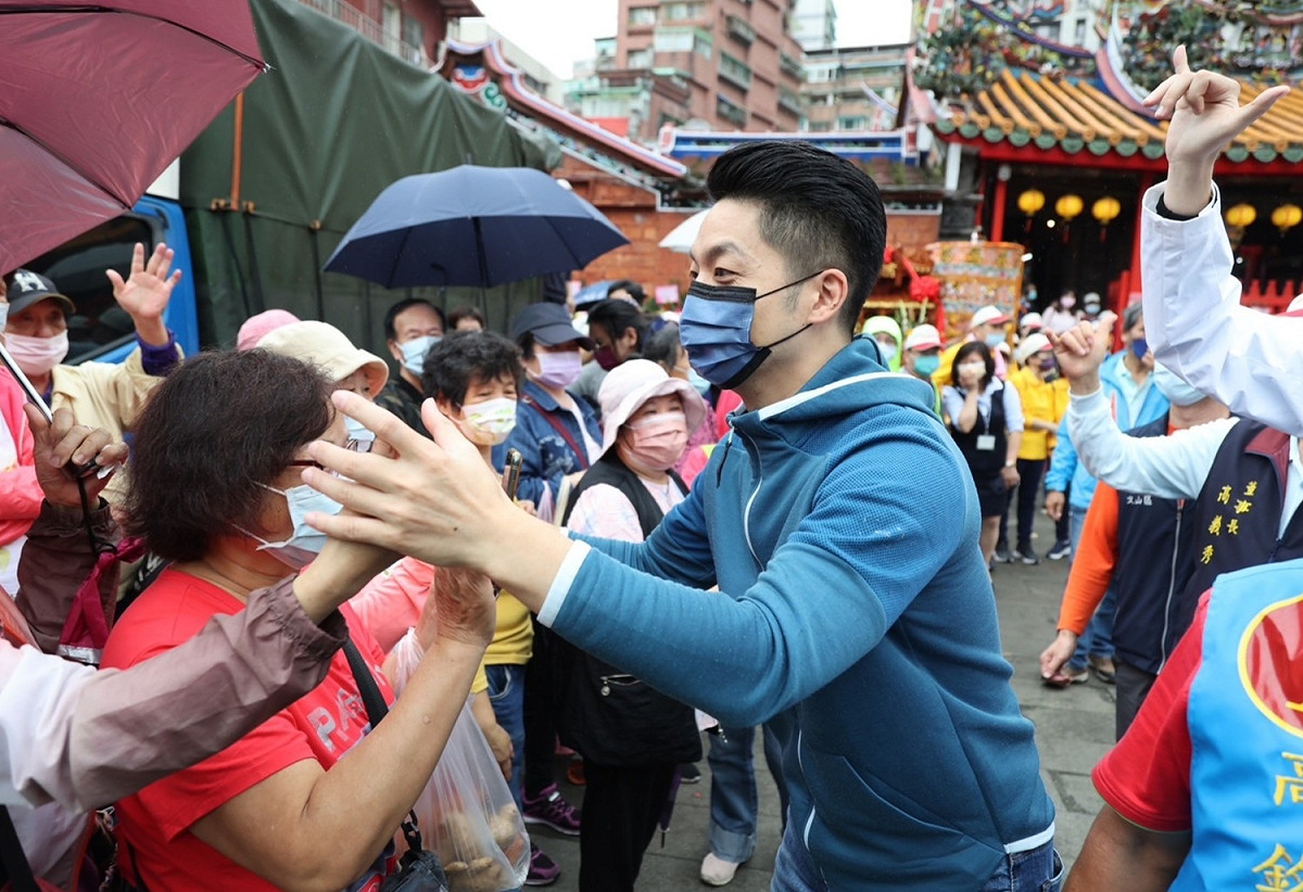 國民黨台北市長候選人蔣萬安出席景美集應廟平安繞境大典。 圖：蔣萬安競選辦公室/提供