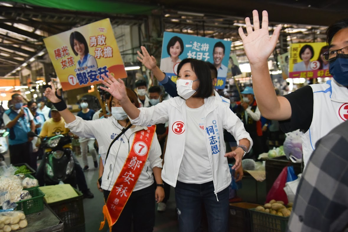 柯志恩(右二)到鳳農市場掃街。 圖：柯志恩競辦提供