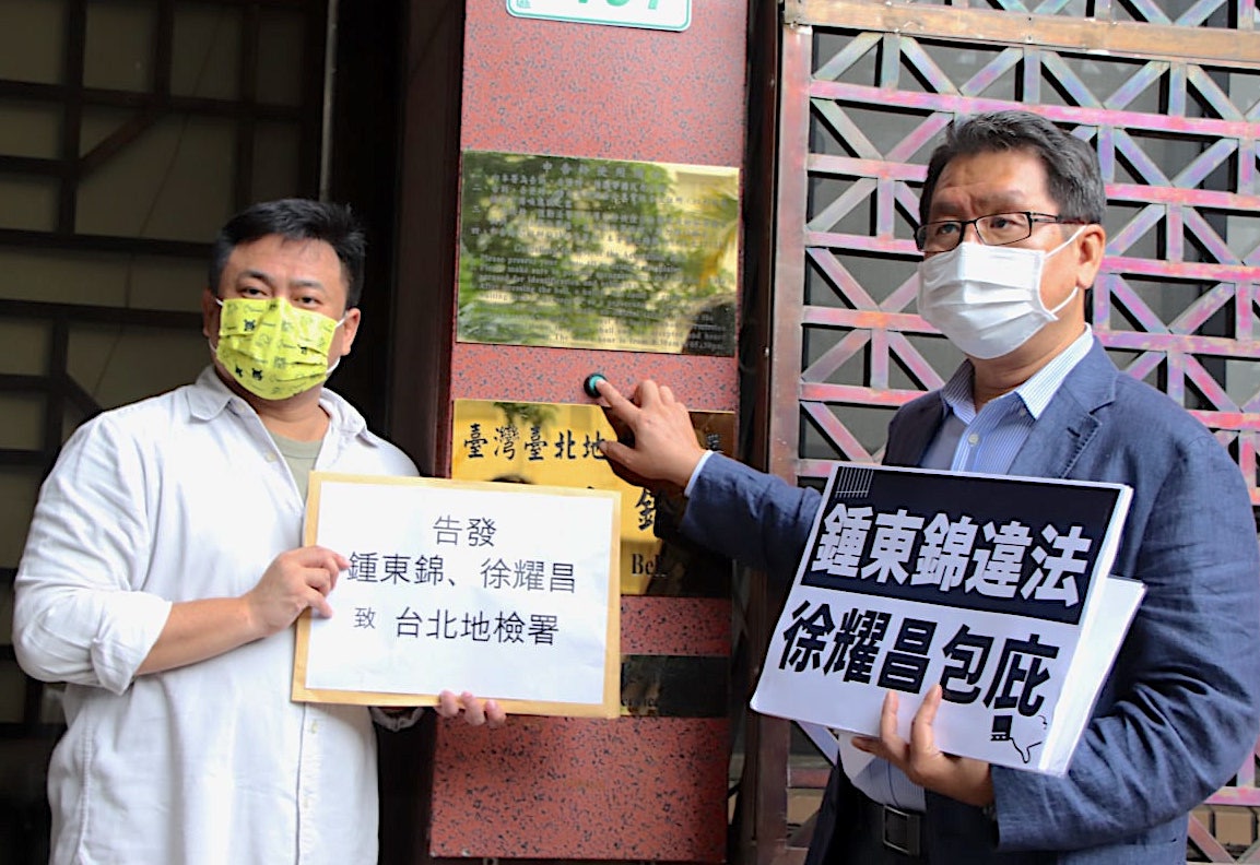民進黨立委沈發惠、洪申翰今赴地檢署告發鍾東錦、徐耀昌。 圖：洪申翰臉書