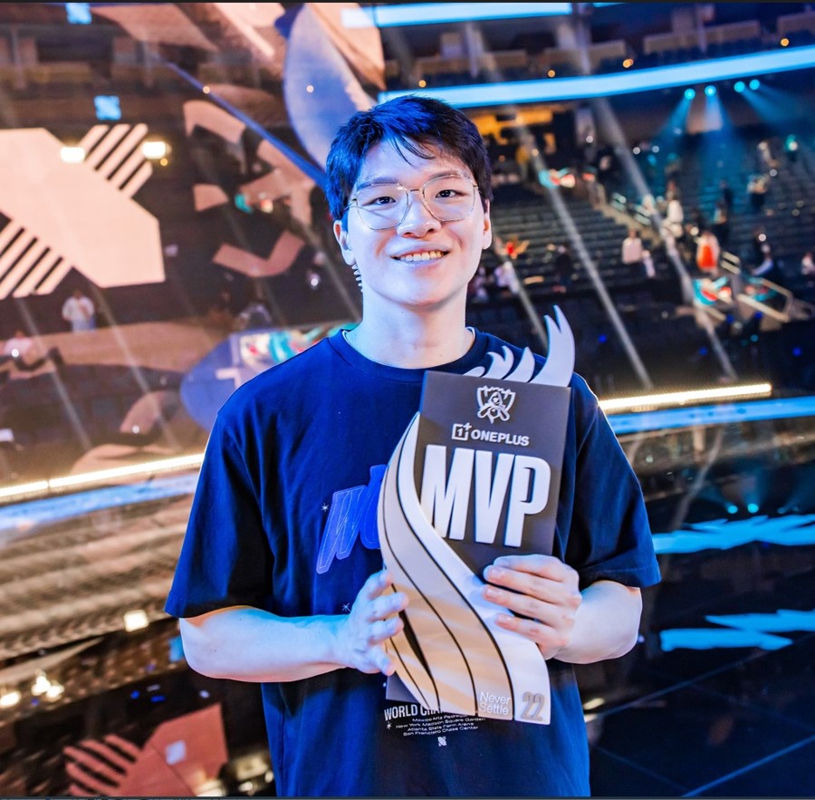 2022年《英雄聯盟》世界冠軍選手Kingen，同時他也奪下今年的FMVP。 圖：翻攝自LoL Esports Twitter