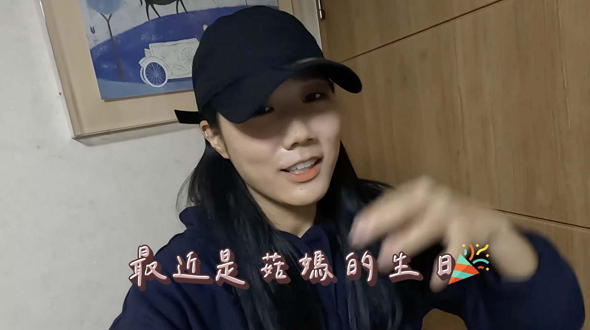 趁著媽媽生日準備驚喜現身，兩人相擁而泣的畫面感動全網。 圖：翻攝自韓勾ㄟ金針菇YT頻道