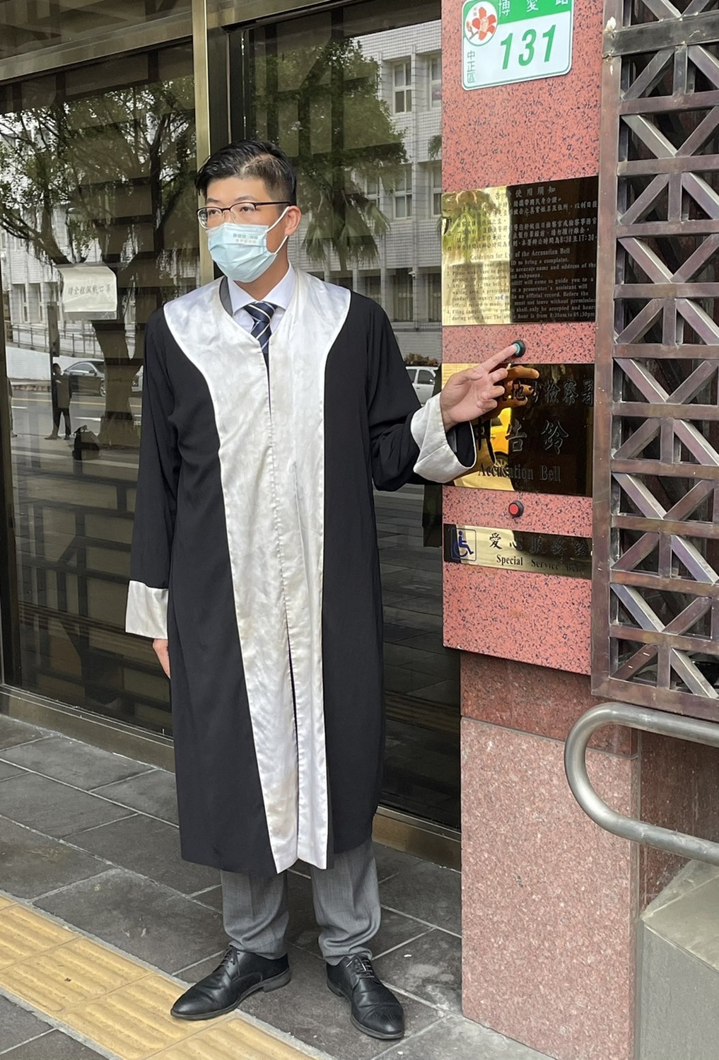 民進黨台北市議員候選人、律師詹晉鑒赴北檢按鈴告發國民黨市議員徐巧芯抹黑民進黨台北市長候選人陳時中、意圖使人不當選。 圖：詹晉鑒競選辦公室 / 提供