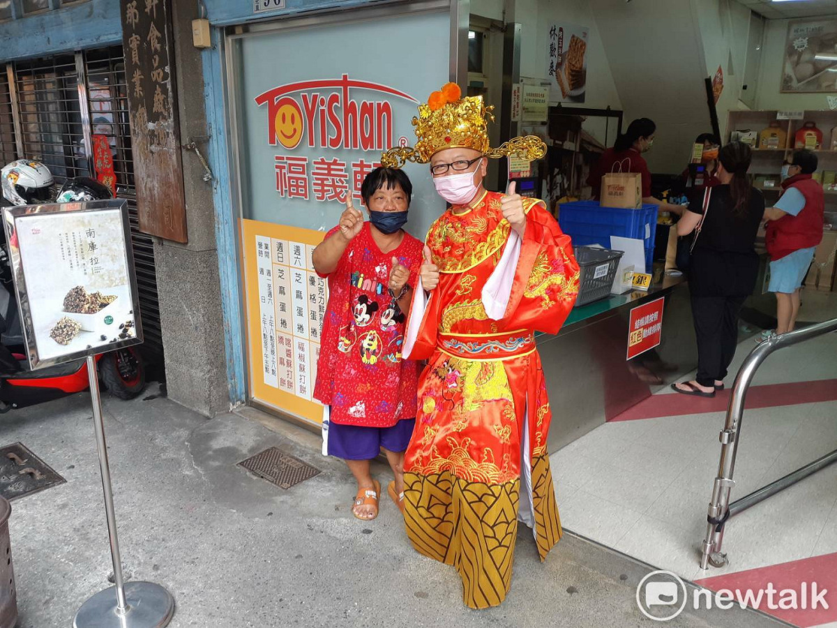 黃宏成台灣阿成世界偉人財神總統搶頭香登記後，到嘉義市知名排隊名店福義軒外與粉絲合影。 圖：蔡坤龍/攝