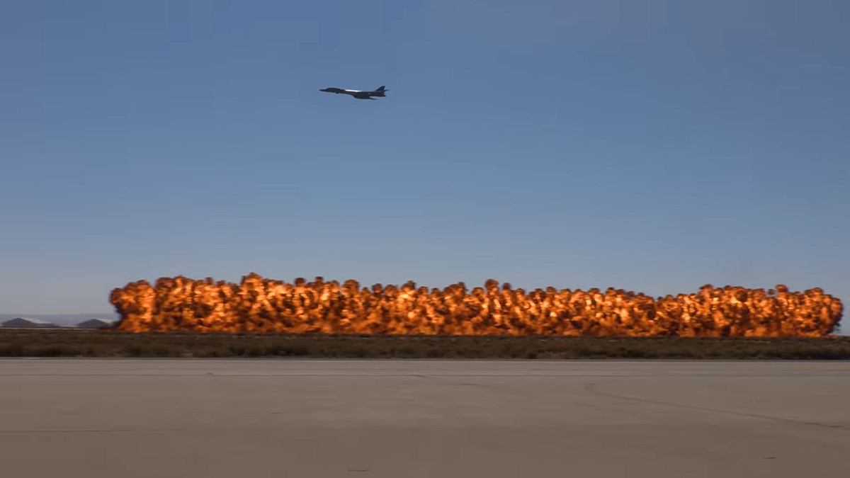 美軍的 B-1B 轟炸機表演側翻特技與低空對地轟炸。 圖：翻攝自YT影片