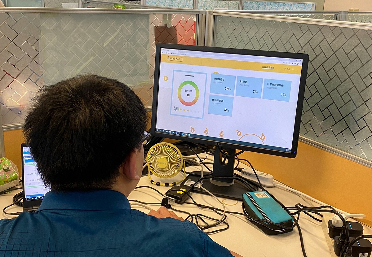 社區管理員可透過電子設備檢視公設用電可視化資訊。 圖：新北市環保局提供