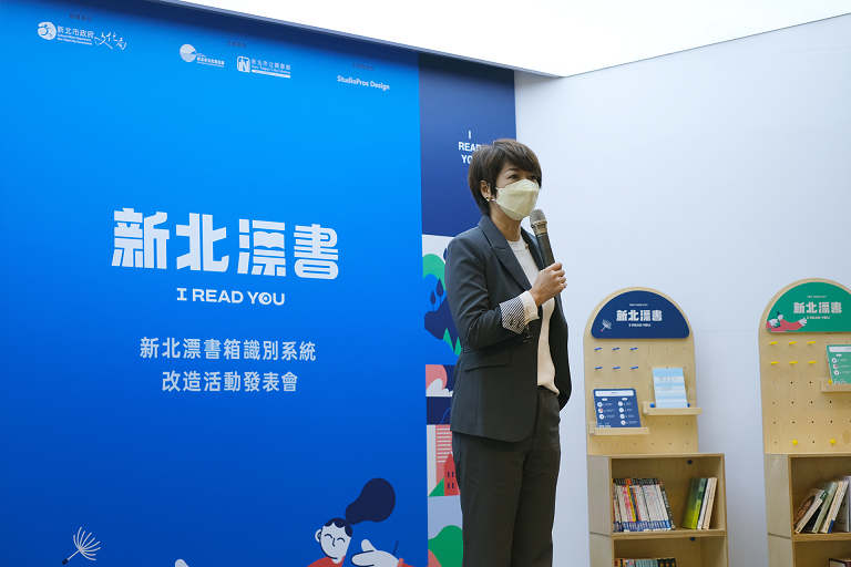新北市文化基金會執行長龔雅雯分享新北漂書識別系統設計理念。 圖：新北市文化局提供