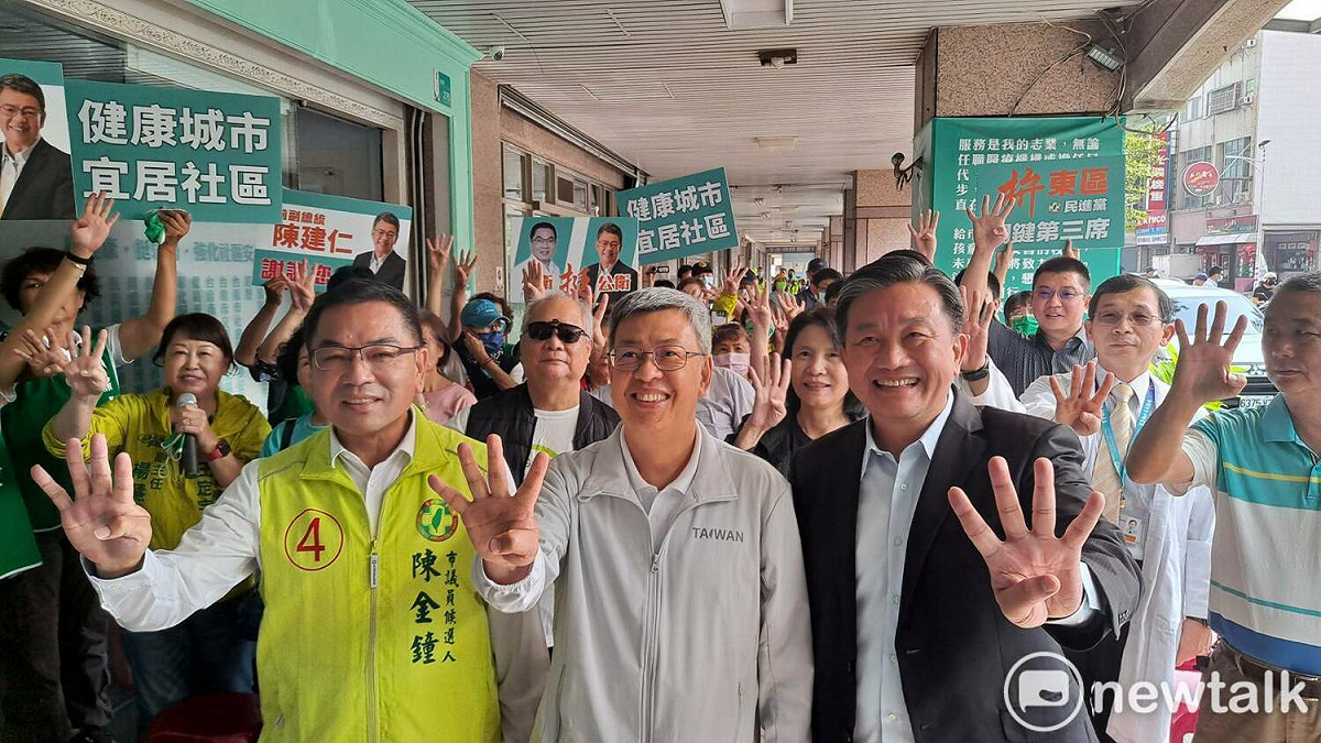 前副總統陳建仁南下台南第10選區，與議員候選人陳金鐘舉行「公衛挺公衛，力拚關鍵第三席」記者會，並陪同陳金鐘在東區進行車隊掃街拜票。 圖：黃博郎／攝
