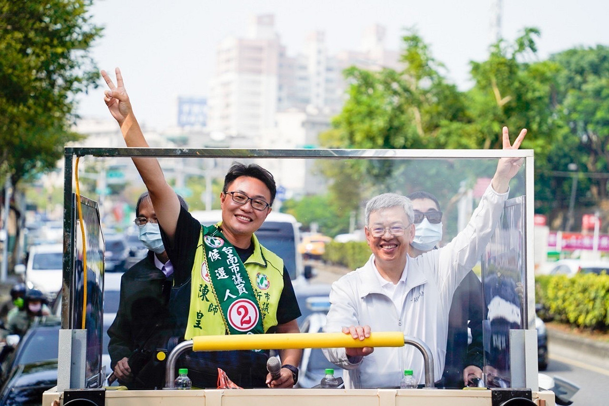 陳建仁前往南關線陪同議員候選人陳皇宇車隊掃街拜票，全力拉抬民進黨關鍵第三席陳皇宇的聲勢。 圖：黃博郎／攝