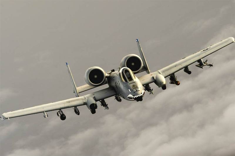 美軍A-10「雷霆二式」(Thunderbolt Ⅱ)攻擊機獲得換裝新的機翼，將可「延壽」、「續命」2500個小時的飛行時數，大概還可以再戰10年。 圖：翻攝US Air Force