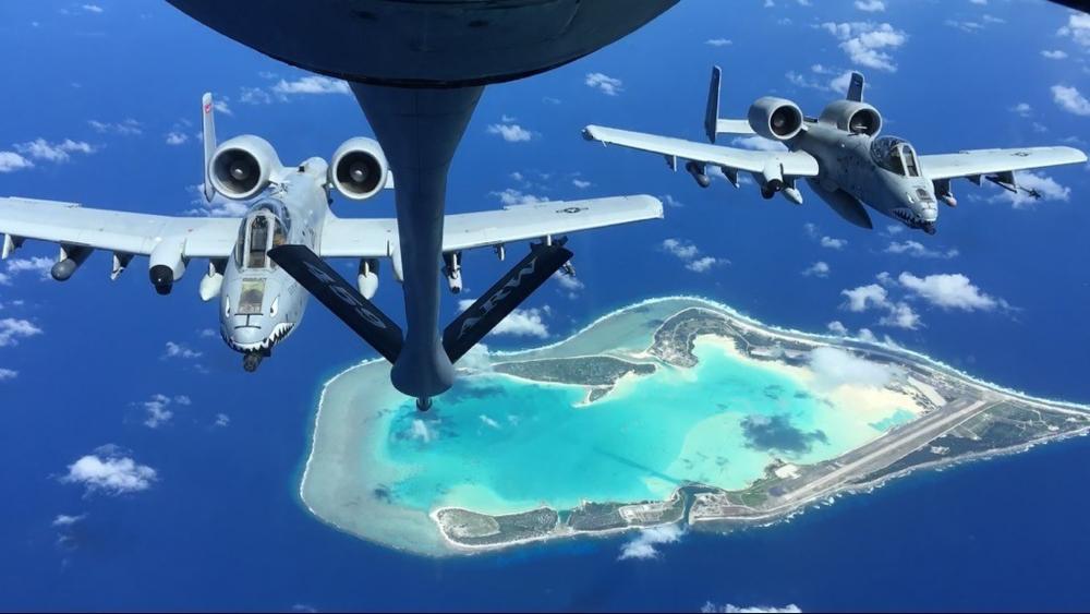 美軍日前因應北韓密集發射彈道飛彈挑釁，派出A-10C攻擊機關島安德生空軍基地，圖為演練空中加油。 圖：翻攝@INDOPACOM推特