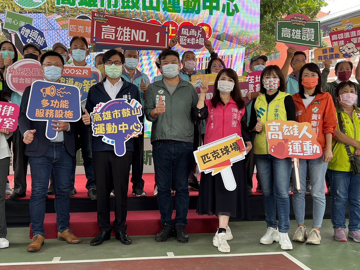 鼓山運動中心動土，李雅慧(右三)到場，陳美雅(中)也來卡位槍鏡頭。 圖：李雅慧競總提供