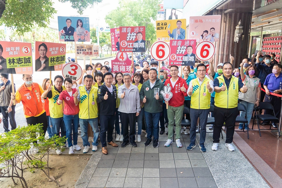 陳建仁(中)南下為陳其邁及雄湧連線候選人輔選。 圖：趙天麟服務處提供