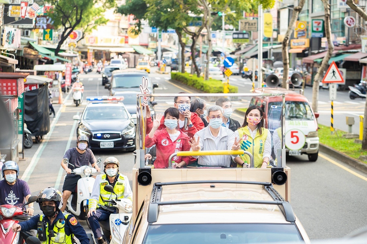 陳建仁(中)陪候選人大車掃。 圖：趙天麟服務處提供