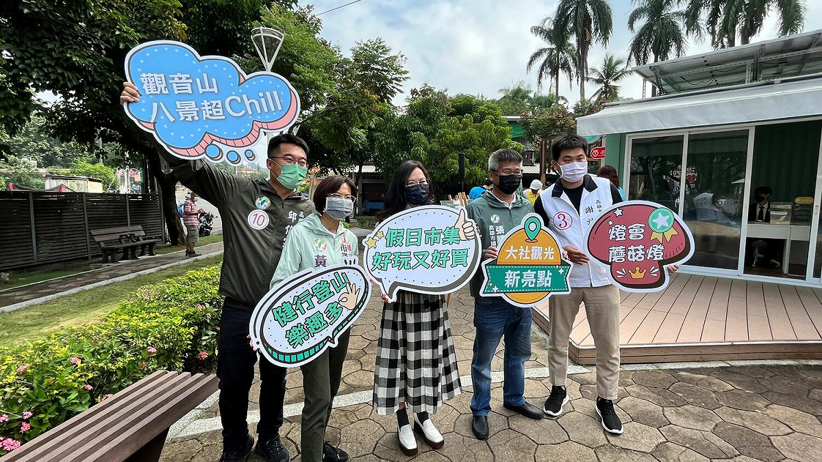 周玲妏(中)與在地議員。 圖：高雄市觀光局提供