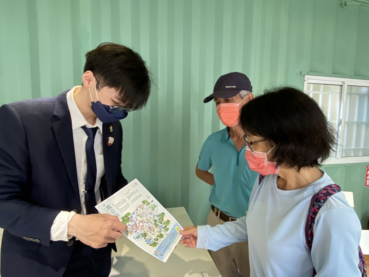 現場人員服務遊客情形。 圖：高雄市觀光局提供