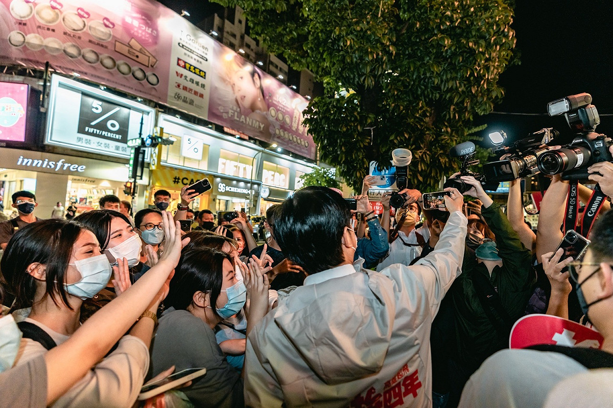 陳其邁(中)在瑞豐夜市展現高人氣。 圖：陳其邁競總提供