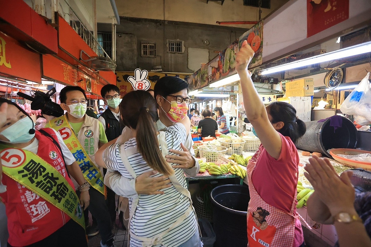 陳其邁在內惟市場與女粉絲抱抱。 圖：陳其邁競總提供