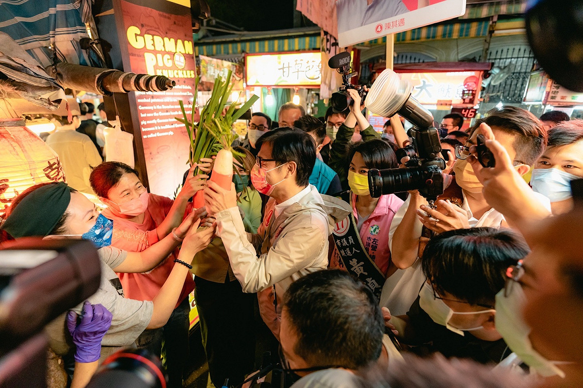 陳其邁(左二)接下好彩頭。 圖：陳其邁競總提供