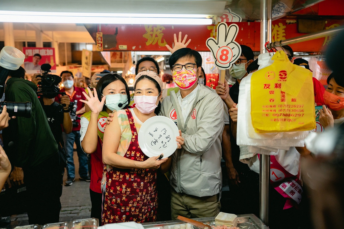陳其邁在盤子上簽名。 圖：陳其邁競總提供