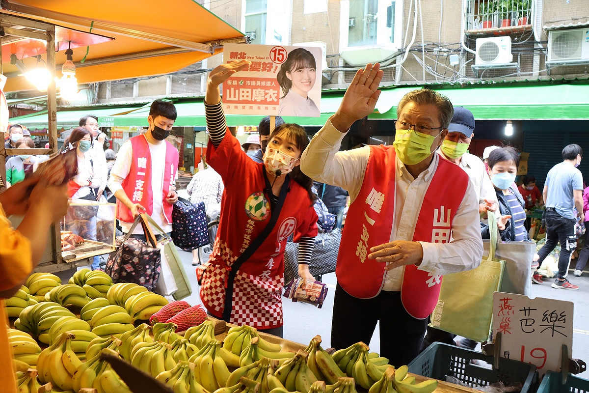 金鐘歌王楊烈陪同山田摩衣掃街拜票，呼籲選民支持「最認真的新人」。 圖：山田摩衣競辦／提供