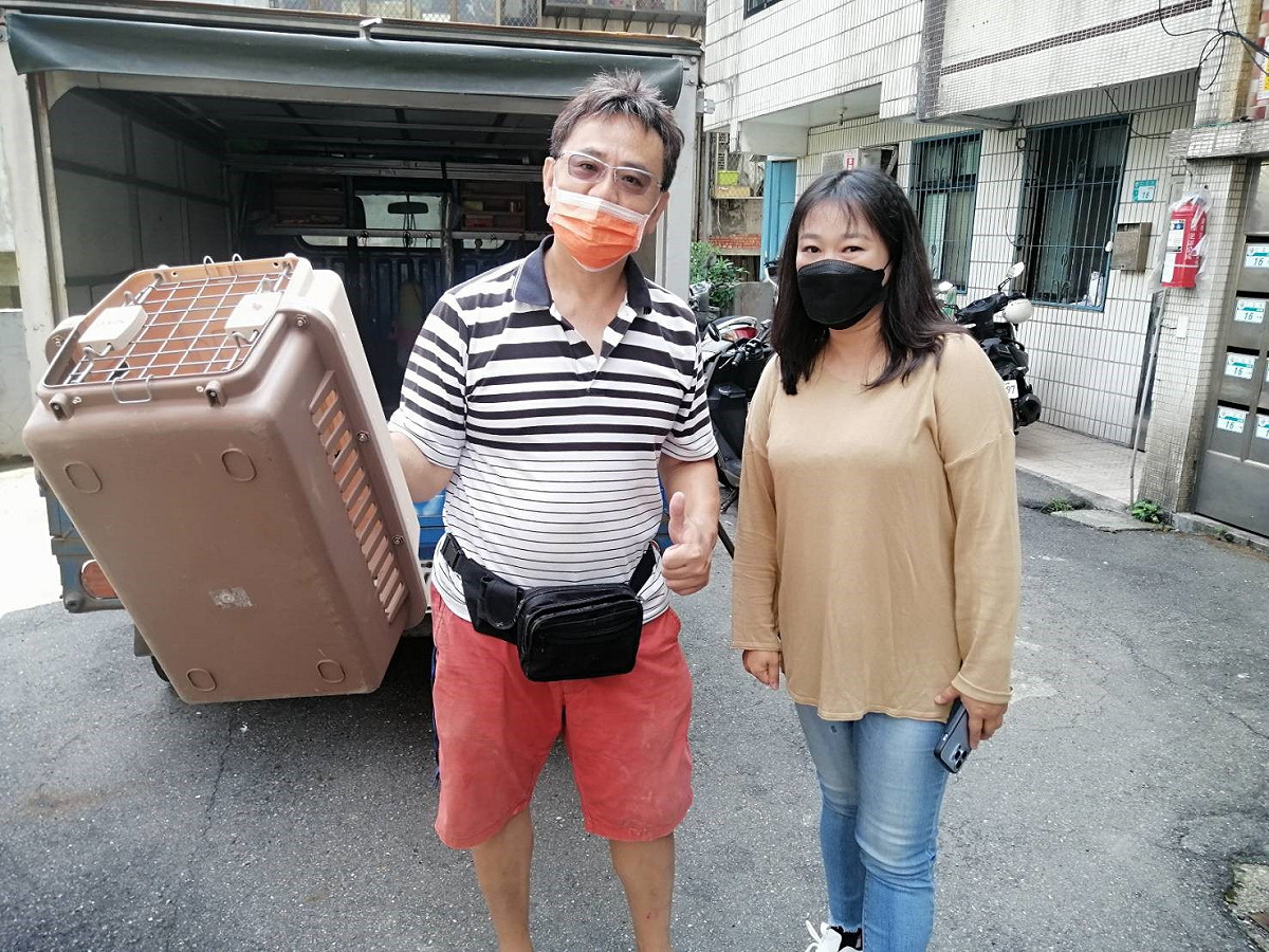 淡水區幸福里長李佳倩到場關心捕捉送交與里民合影。 圖：新北市動保處提供