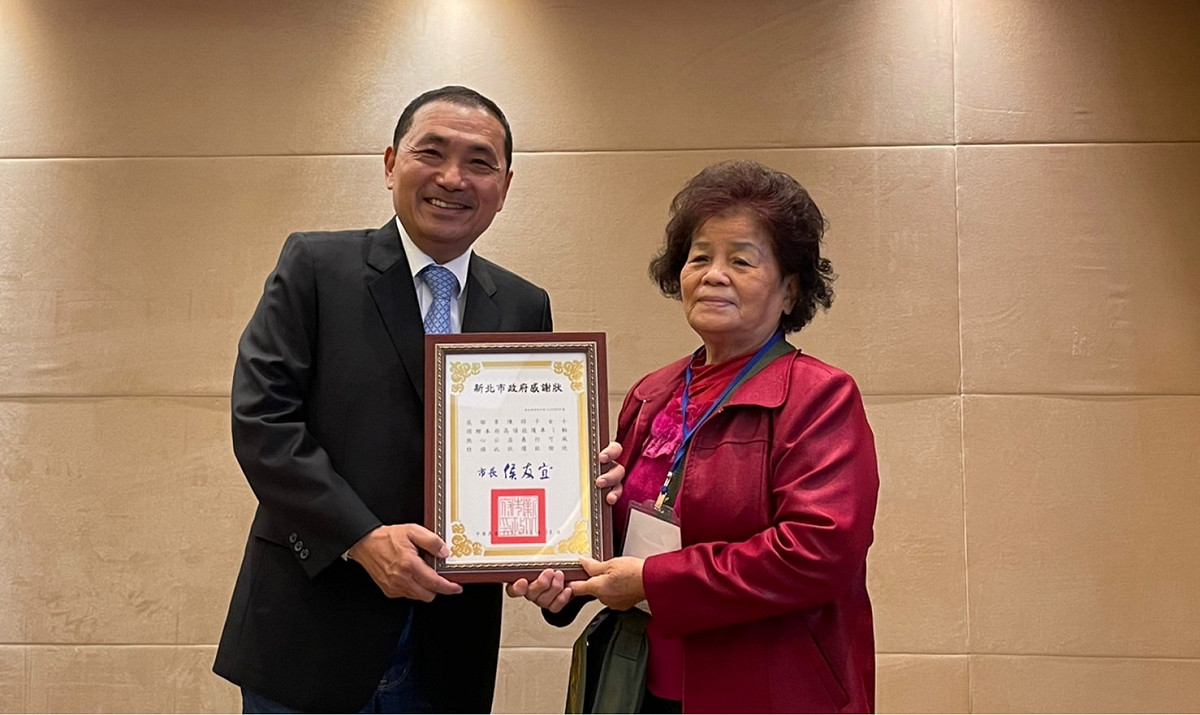 李陳昭子與侯友宜合影。 圖：新北市消防局提供