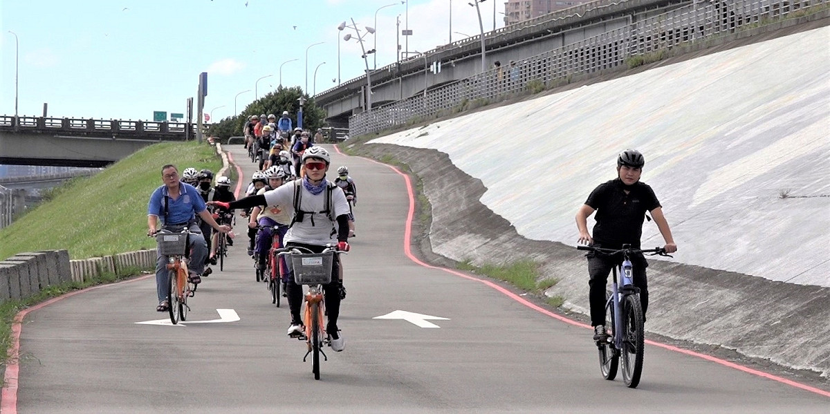 出發前實際道路線習是必要的，依照領騎手勢進行跟車訓練。 圖：新北市教育局提供