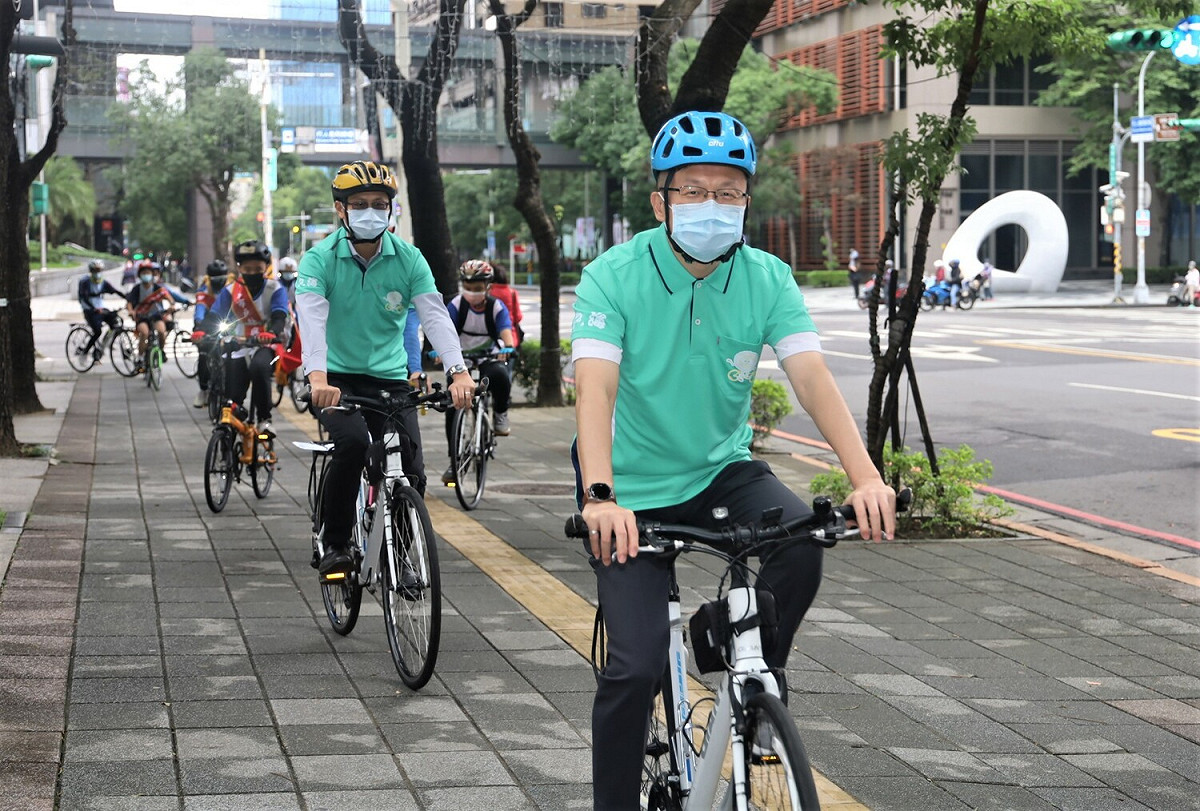 張明文領騎，帶領服務學習學生啟程。 圖：新北市教育局提供