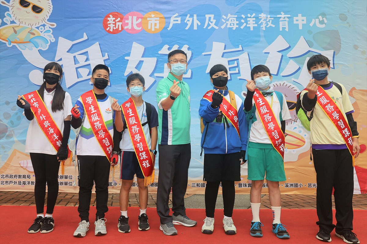 張明文授予值星帶予五校領騎的學生。 圖：新北市教育局提供