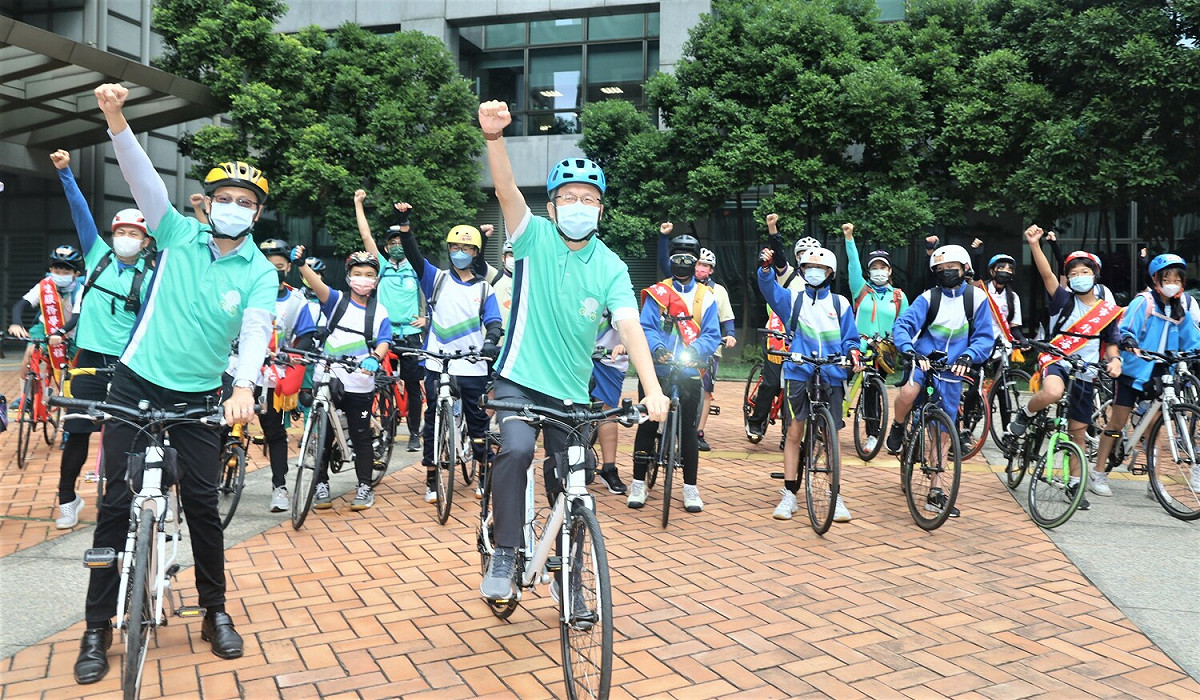 張明文與服務學習團隊，振臂歡呼後啟程。 圖：新北市教育局提供