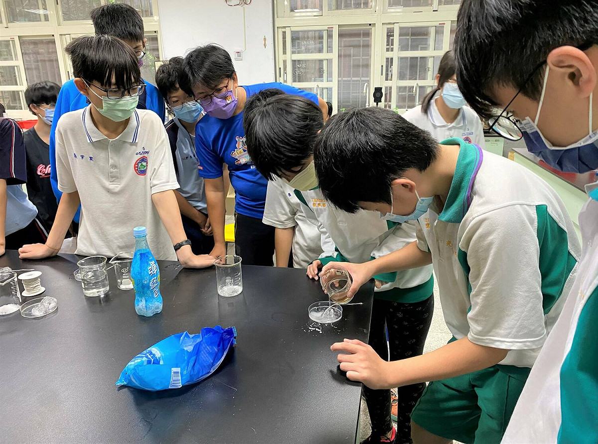 光復高中國中部-設計不同水溫對於融冰的變化實驗。 圖：新北市教育局提供