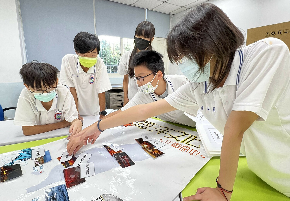 三重高中國中部-以台灣各地儀式照片設計互動課程。 圖：新北市教育局提供