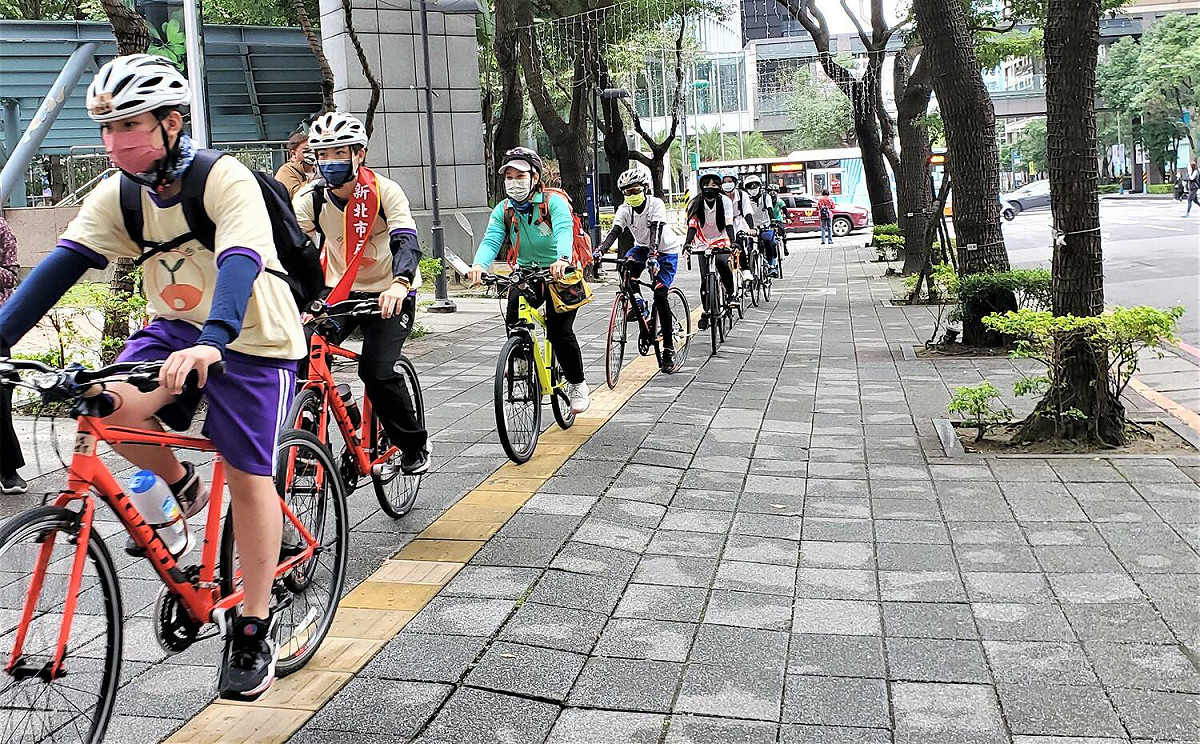 5校師生以自行車組隊，預計四天三夜繞經新北市4所小學，進行海洋教育及環境教育推廣暨服務學習行程。 圖：新北市教育局提供