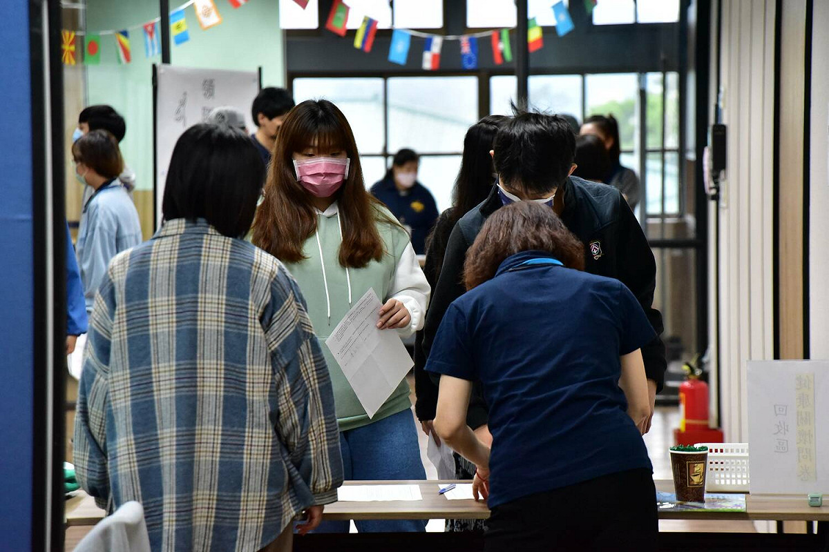 111數理及資訊學科能力複賽，中和高中場學生報到實況。 圖：新北市教育局提供