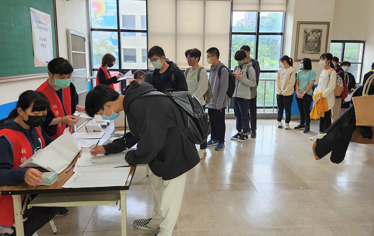 111數理及資訊學科能力複賽，板橋高中場學生報到實況。 圖：新北市教育局提供