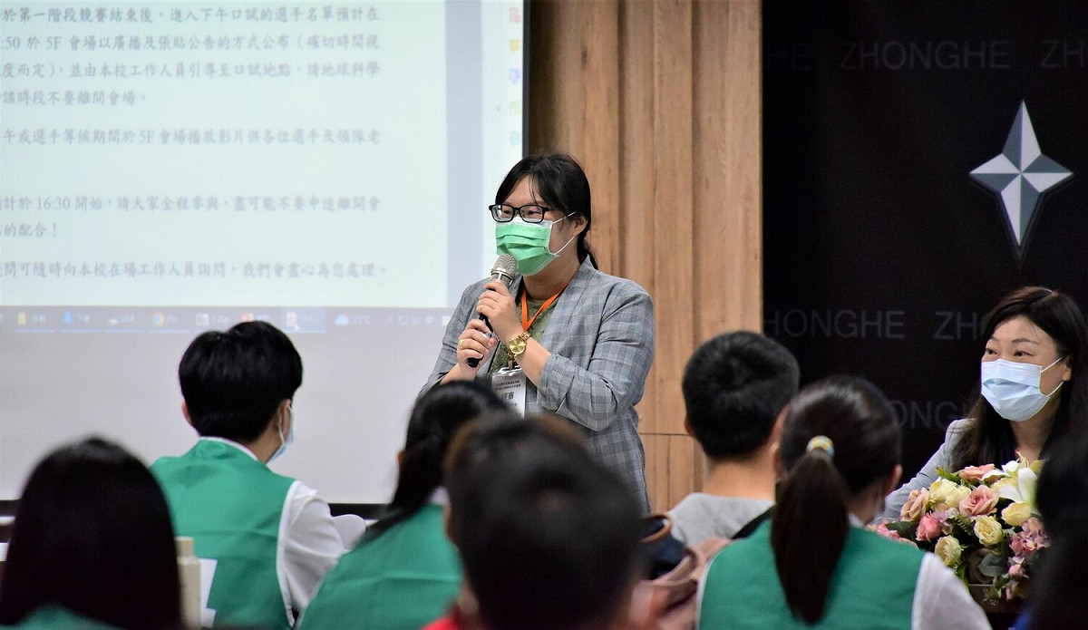 111學科能力競賽中和高中場，召開領隊會議，師大教授葉梅珍代表評審致詞。 圖：新北市教育局提供
