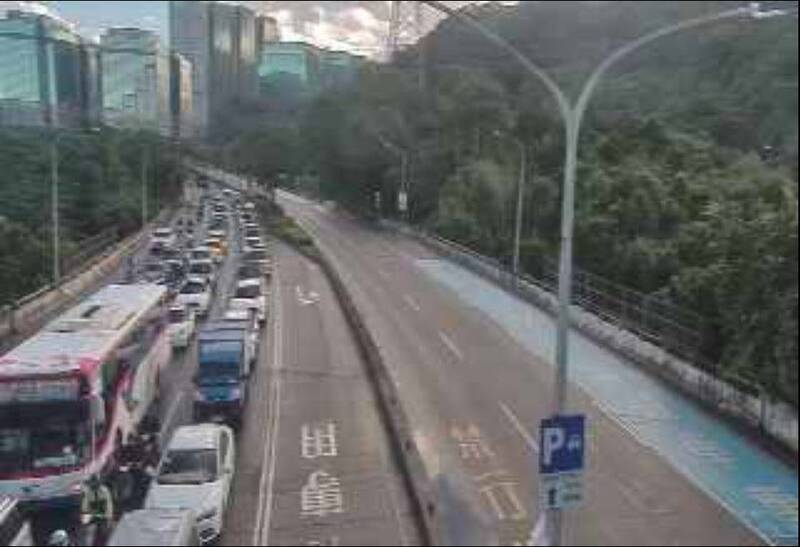 國1汐止南段雖然主線通車，尖峰時段仍出現壅塞難走的情況。 圖：取自即時影像監視器網站