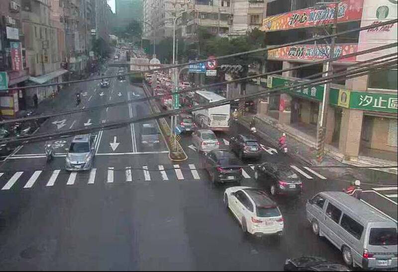 國1尚未完全通車，市區平面道路也壅塞。 圖：取自即時影像監視器網站