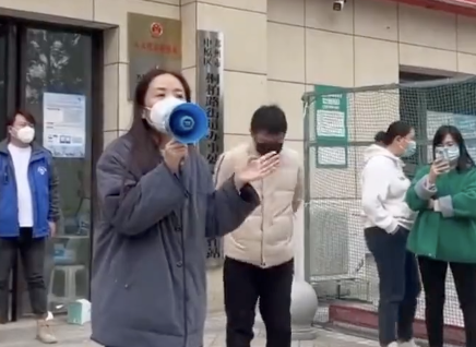 鄭州市女社區書記劉紅英上街向民眾解釋此次事件。 圖：翻攝推特影片