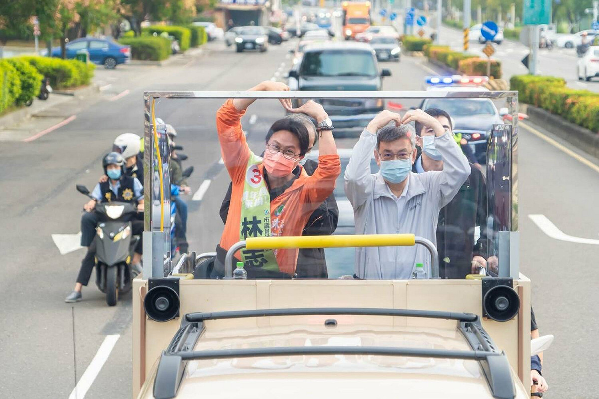 「大仁哥」陳建仁(右)陪林志誠車掃。 圖：林志誠競總提供