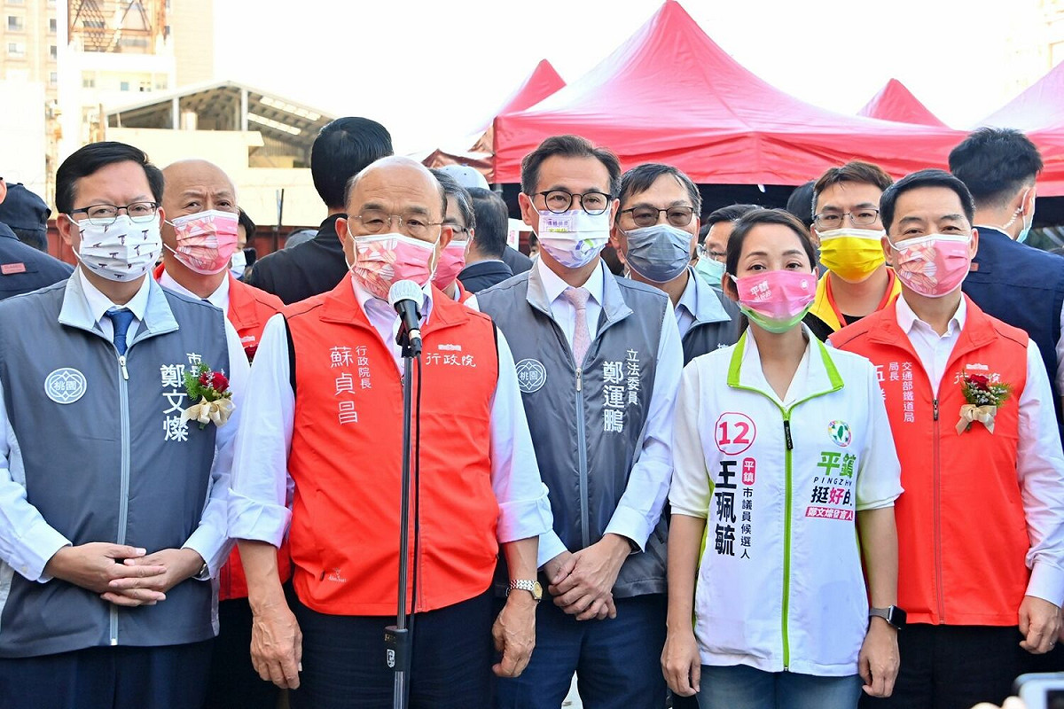 行政院長蘇貞昌今（9）天上午到桃園市出席「桃園鐵路地下化建設計畫」CJ18標平鎮車站路段地下化工程開工動土祈福典禮前受訪。 圖：行政院提供