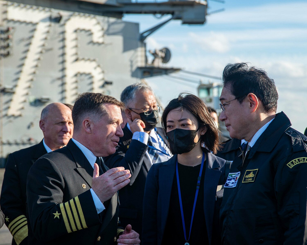 日本首相岸田文雄在國際閱艦式上與美軍高層談話。 圖：翻攝自美海軍網站