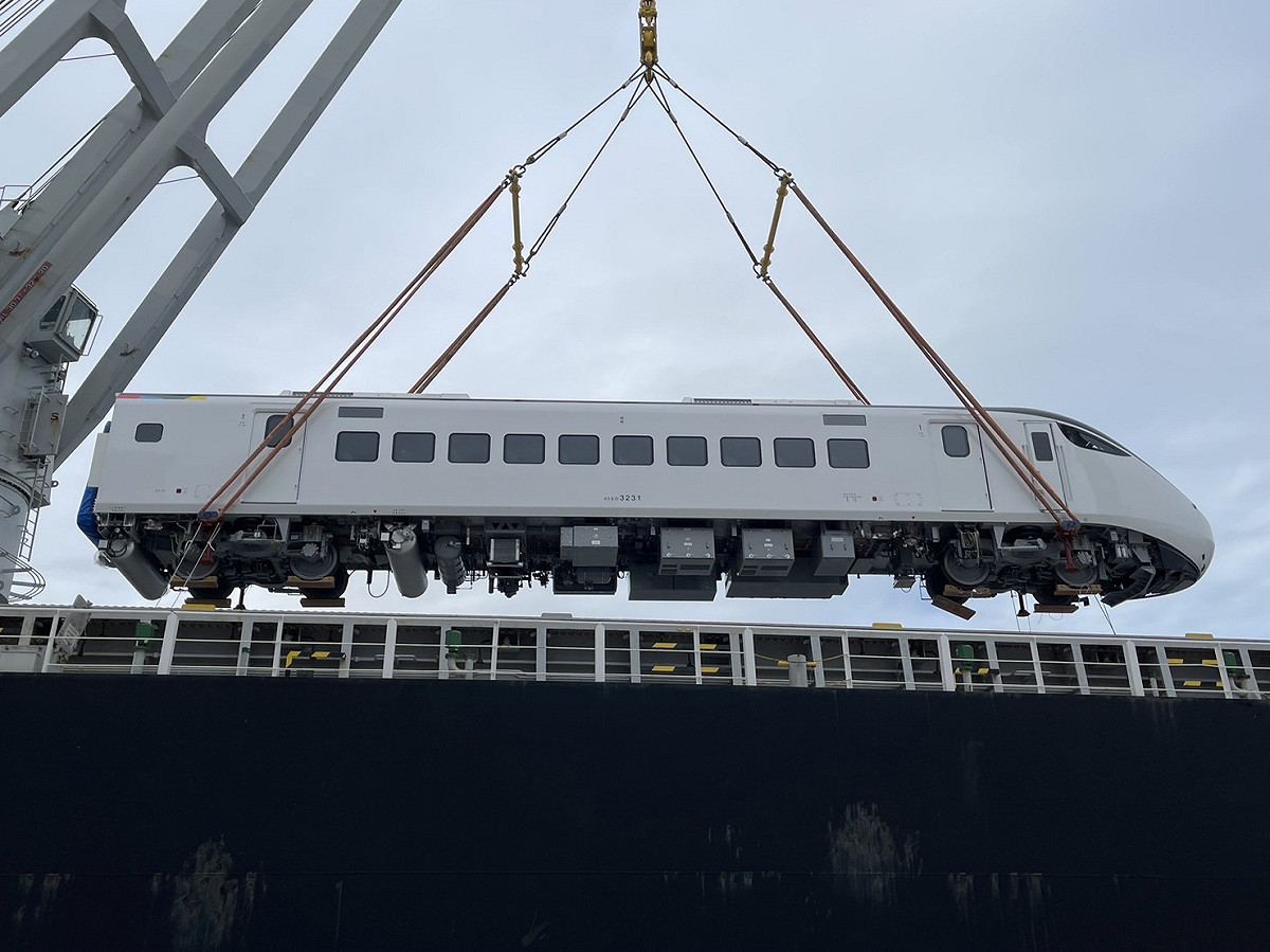 設有吧檯商務車廂的台鐵EMU3000特仕車6日抵台。 圖：台鐵局／提供