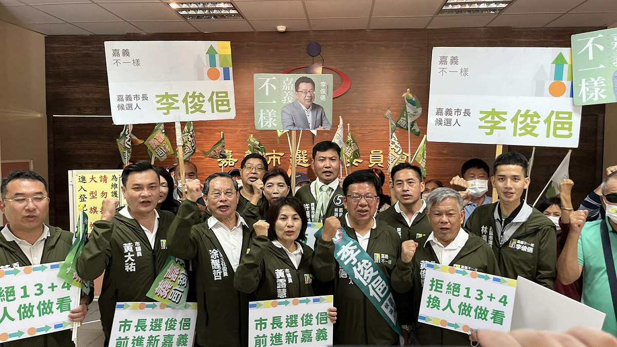 嘉義市長重行選舉，李俊俋今天上午前往市選委會登記。 圖：李俊俋競選總部/提供