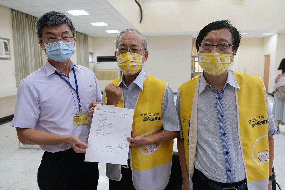 黃敏惠委託競選總部主任張寬煜（中）代為登記。 圖：黃敏惠競選總部/提供