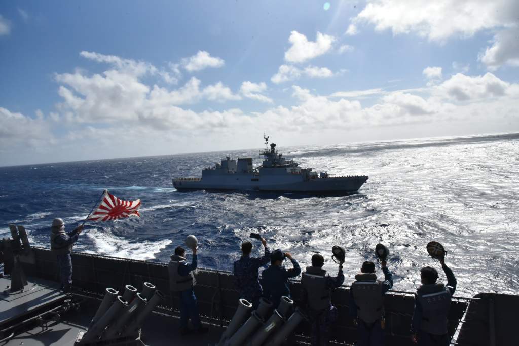 美日印澳年度例行「馬拉巴爾」(Malabar 2022)軍演在日本關東以南的太平洋海域展開。圖為印度參演艦船先參與日本國際閱艦式進入橫須賀港受日艦歡迎。 圖：翻攝@JMSDF_PAO推特