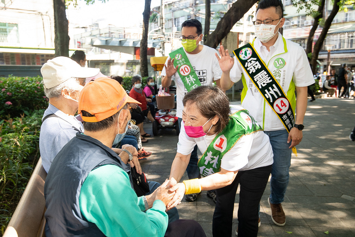 民進黨新北市長候選人林佳龍太太廖婉如，今（9）日上午赴新莊昭德宮參拜、四維市場掃街。 圖：林佳龍競辦提供