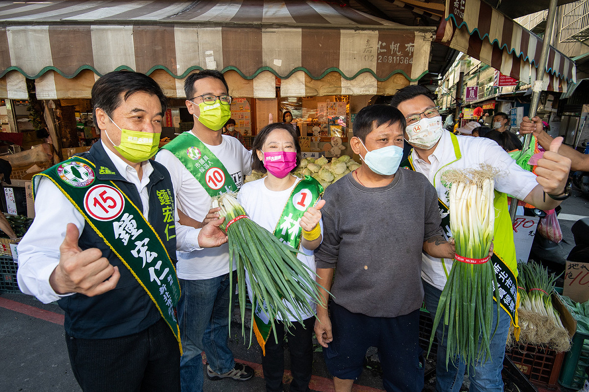 廖婉如前往拉票，攤販放下手邊繁忙工作高喊「林佳龍凍蒜」，有鄉親熱情送上青蒜祝福「凍蒜」。 圖：林佳龍競辦提供